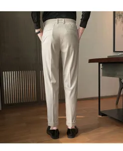 Detailierte Ansicht der eleganten Herren Cord Freizeithose mit schmaler Passform.