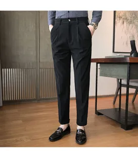 Detailansicht schwarzer Herren Cordhosen mit schmalem Schnitt, Bundfalten und weichem Stoff.