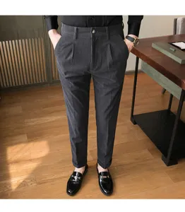 Dunkle graue Herren Cordhose schmale Passform Freizeit Business Hose Detail mit feinen Falten