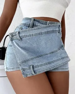 Denim-Skort Taillendetail, asymmetrischer Überkreuz-Bund, lässiger Sommer-Modestil.
