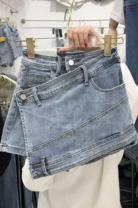 Nahaufnahme der hohen Taille asymmetrischen Jeans Skorts mit einzigartigem Taillenbund.