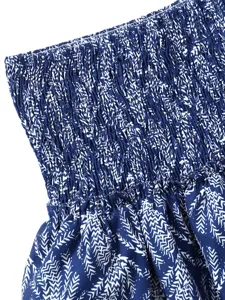 Primo piano dettaglio del tessuto della gonna arricciata da donna con stampa floreale blu.