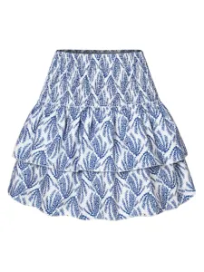 Stilosissima gonna mini a balze con stampa floreale blu e bianca e vita alta elastica.