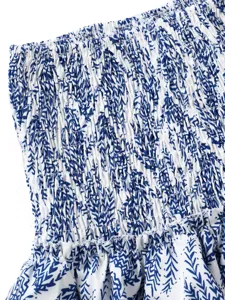 Dettaglio in tessuto elasticizzato con stampa floreale blu e bianca di gonna con volant.