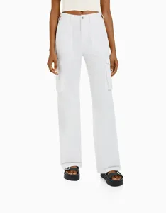 Detailansicht der weißen Cargohose mit Seitentaschen, geradem Beinschnitt und modernem Look.