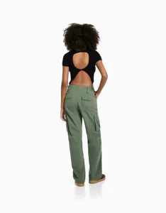 Detaillierte Rückansicht der armygrünen Freizeithose mit hoher Taille und vielen Taschen.