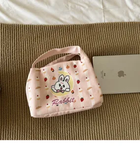 Rosa gestreifte Canvas-Tasche mit süßer Hasen-Stickerei, stilvolle tragbare Bento-Tasche.
