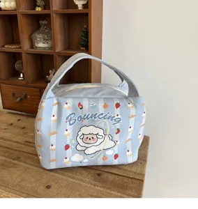 Detailansicht der hellblauen gestreiften Isoliertasche mit süßem Schaf Print und Tragegriff.