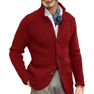 Detailansicht der roten Herren Strickjacke mit Stehkragen und praktischer Knopfleiste.