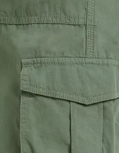 Detailansicht der militärgrünen Damen-Cargohose mit robuster Doppelnähten und praktischen Taschen.