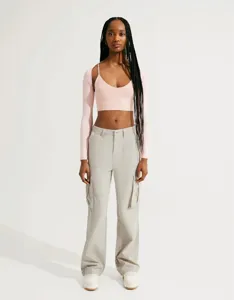 Detailansicht lässiger Damen High-Waist Graue Cargohose kombiniert mit rosafarbenem Top-Set.