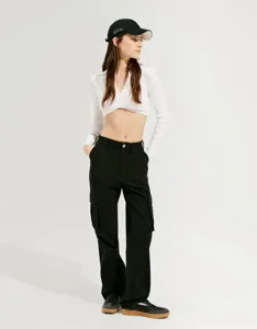 Detailansicht der schwarzen Damen-Cargohose mit hoher Taille, praktischen Taschen und Stil.