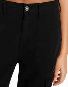 Schwarze Damen-Cargo-Hose mit hohem Bund, praktischen Taschen und Metallknopf-Detail.
