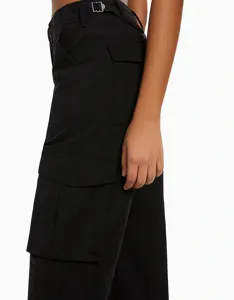 Schwarze Damen Cargo Hose mit hohem Bund und praktischen Seitentaschen verstellbar und chic.