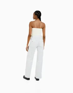 Detailansicht der weißen Damen-Cargo-Hose mit hohem Bund von hinten mit praktischen Taschen.