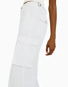 Weisse Damen High Waist Cargohose mit mehreren Seitentaschen und verstellbarem Design.