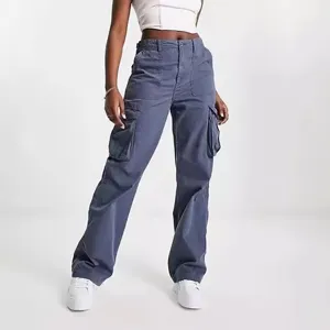 Hüfthohe grau-blaue Cargohosen für Damen mit mehreren praktischen Taschen und bequemem Schnitt.