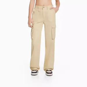 Beigefarbene Damen Cargohose mit hoher Taille, praktischen Seitentaschen und geradem Schnitt.