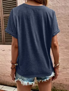 Achteraanzicht detail van casual effen donkerblauw dames t-shirt met opgerolde mouwen.