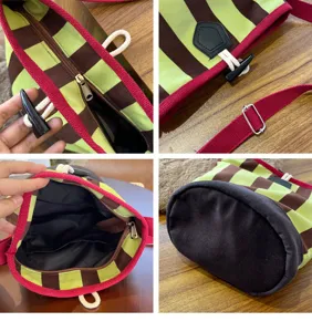 Detailansicht der modischen Segeltuch Eimer Tasche mit Streifen und Hornknöpfen.