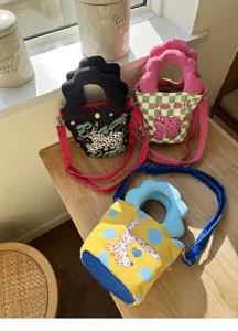 Borsa a tracolla in tela con manico a nuvola e stampa di gatto e coniglio disegnati.