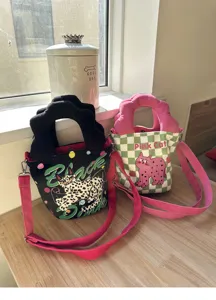Borsa a secchiello in tela con illustrazione di gatto disegnata a mano e manico a nuvola rosa.