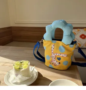 Borsa secchiello in tela nuvola con illustrazioni dipinte a mano, tracolla a pois.