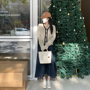 Casual canvas tote bag with cute embroidery webbing, perfect for student lunch box and daily use.