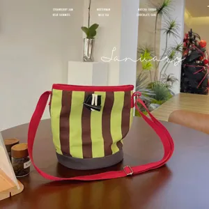 Modische Retro-Streifen Eimer Tasche Canvas Schultertasche mit rotem Gurt für Damen Alltag.