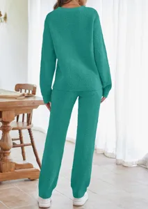 Vista detallada de conjunto de loungewear calido liso cuello redondo manga larga mujer espalda.