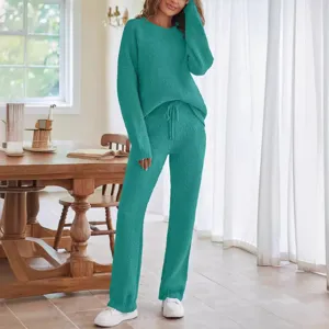 Conjunto de loungewear de punto afelpado liso para mujer con top y pantalón vista principal.