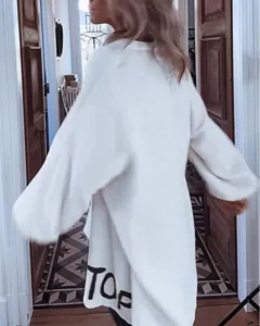 Lockerer oversized weißer Cardigan mit Buchstabenprint in Rückansicht und lässiger Passform.