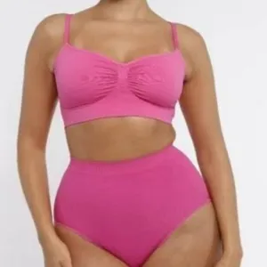Rosa geripptes, nahtloses Bralette und High-Waist-Slip-Set für bequemen Damenkomfort.