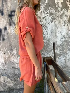 Casual σετ με κοντομάνικο τοπ και σορτς από λινό σε terracotta απόχρωση για το καλοκαίρι.