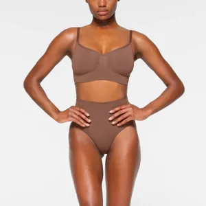Nahtloses geripptes Bralette und High-Waist Slips Unterwäsche Set in Braun für Damen.