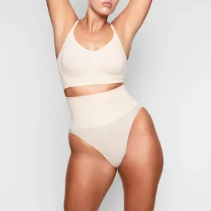 Nahtloses nudefarbenes Shapewear Set mit Bustier und taillenhohem Slip für Damen Hauptansicht
