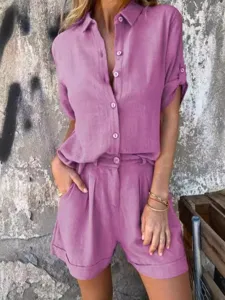 Κομψό γυναικείο casual καλοκαιρινό σετ από λινό με κοντομάνικο πουκάμισο και σορτς.