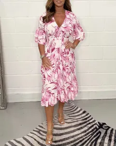 Robe midi décontractée à col V pour femmes avec motif de feuilles tropicales.