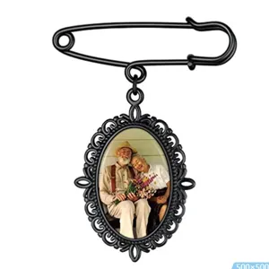 Vintage zwarte legering broche pin met ovale fotolijst hanger, elegant sieraden accessoire.