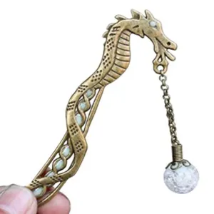 Marcapáginas de dragón de bronce antiguo con cadena y colgante de bola para la lectura.
