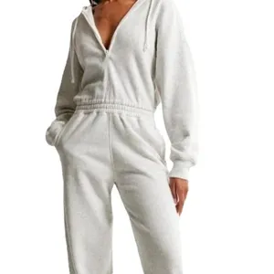Casual lichtgrijze hoodie-jumpsuit met rits voor dames, comfortabele sportieve outfit.