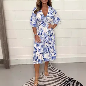 Robe mi-longue decontractee ete imprimee feuilles tropicales bleu et blanc pour femme tendance