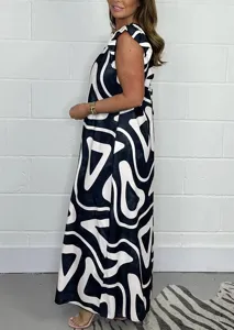 Tuta da donna elegante nera e bianca con stampa geometrica astratta senza maniche e volant.