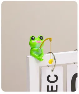 Graziosa mini statuetta rana da pesca dettaglio, decorazione per scrivania ufficio.