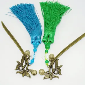 Fermaglio per capelli e segnaplibro in bronzo vintage con nappine colorate e campanellini.