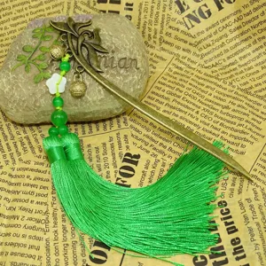 Forcina per capelli e bellissimo segnalibro in bronzo con perline di giada e nappe.