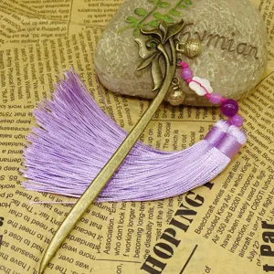Bastoncino per capelli in metallo vintage con doppie nappe viola e campanelli, decoro segnalibro.
