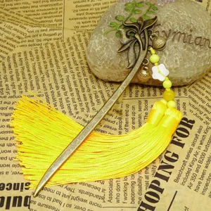 Spilla per capelli vintage in bronzo con nappe doppie gialle e perline decorative.