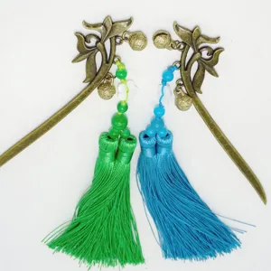 Spilla per capelli segnalibro in metallo vintage con nappe colorate e campanelli.