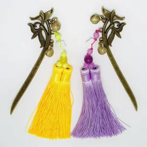 Spilla per capelli e segnalibro in metallo bronzo con doppie nappe colorate e campanelli.